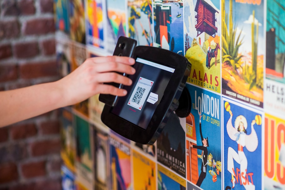 Support mural tablette QR